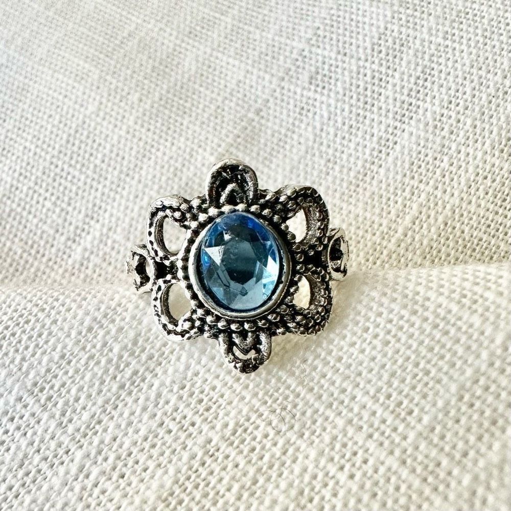 Light blue flower rhinestone ring - size 8 - Picture 1 of 3